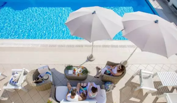 Ultima vacanza estiva? 1 persona soggiorna gratis!